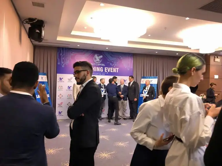 Model tây tham gia hội nghị blockchain/ zoom chat